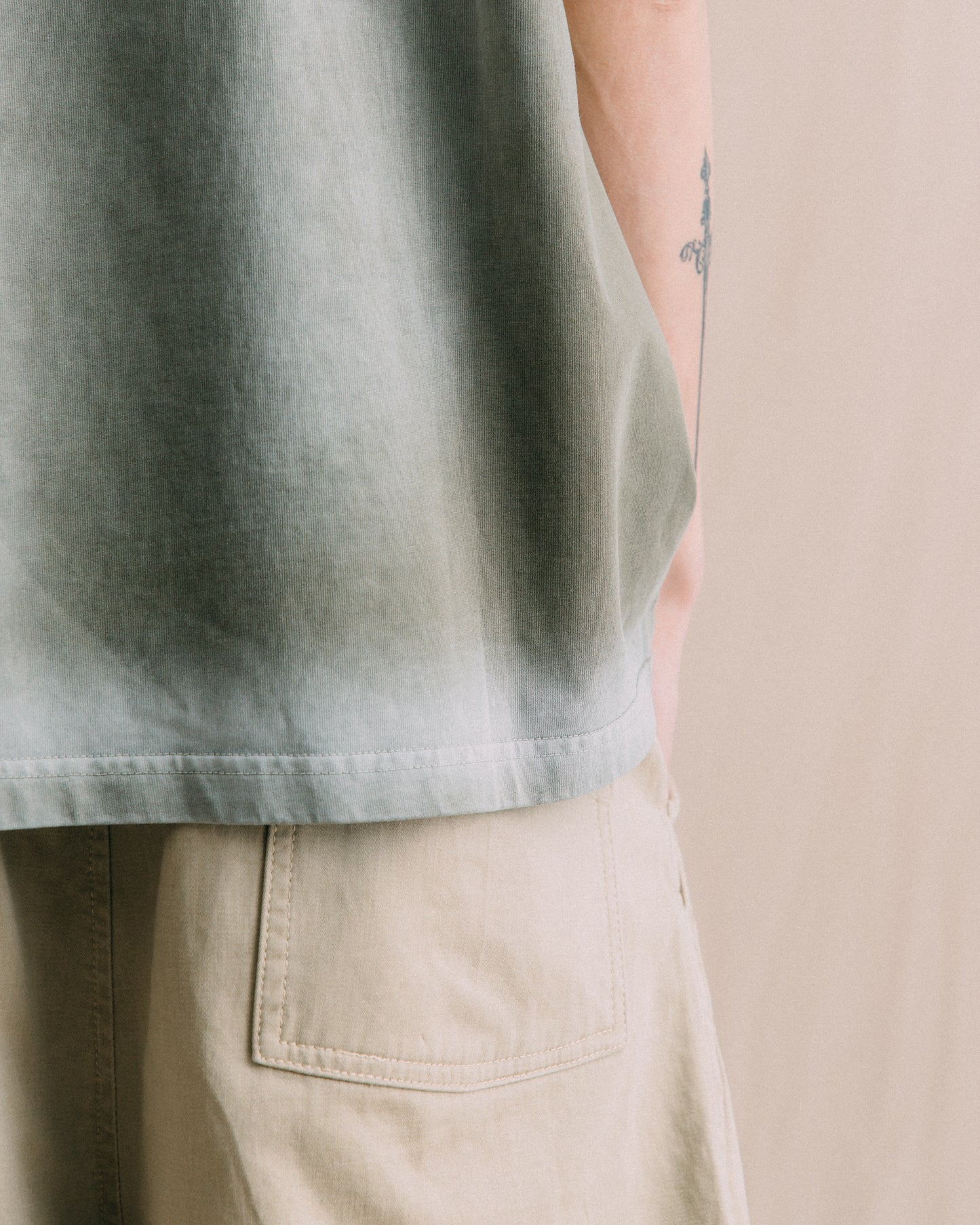 GROCERY WASHED POCKET INVOICE BOXY TEE/ SUN FADE DARK OLIVE