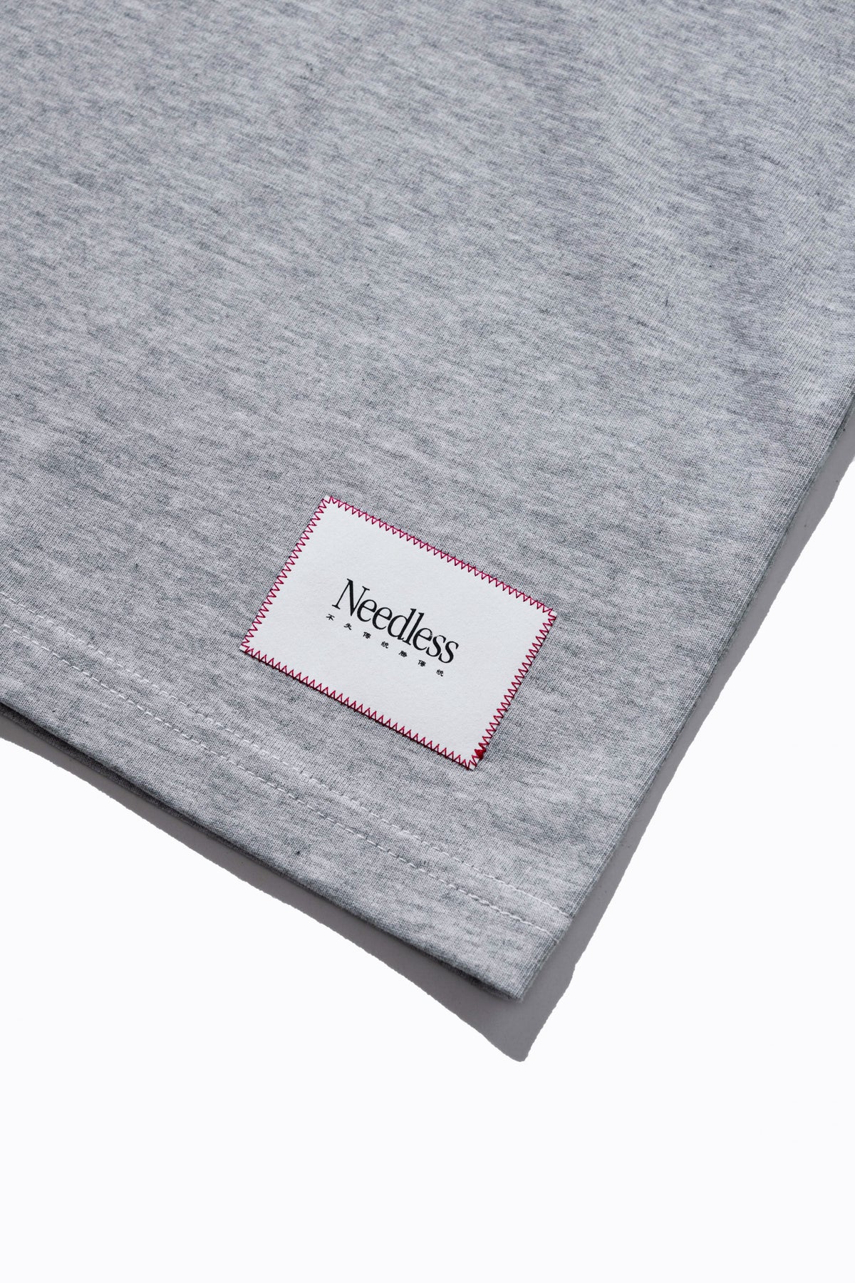 NEEDLESS SS26 CLOUD SIGNATURE TEE/ GREY