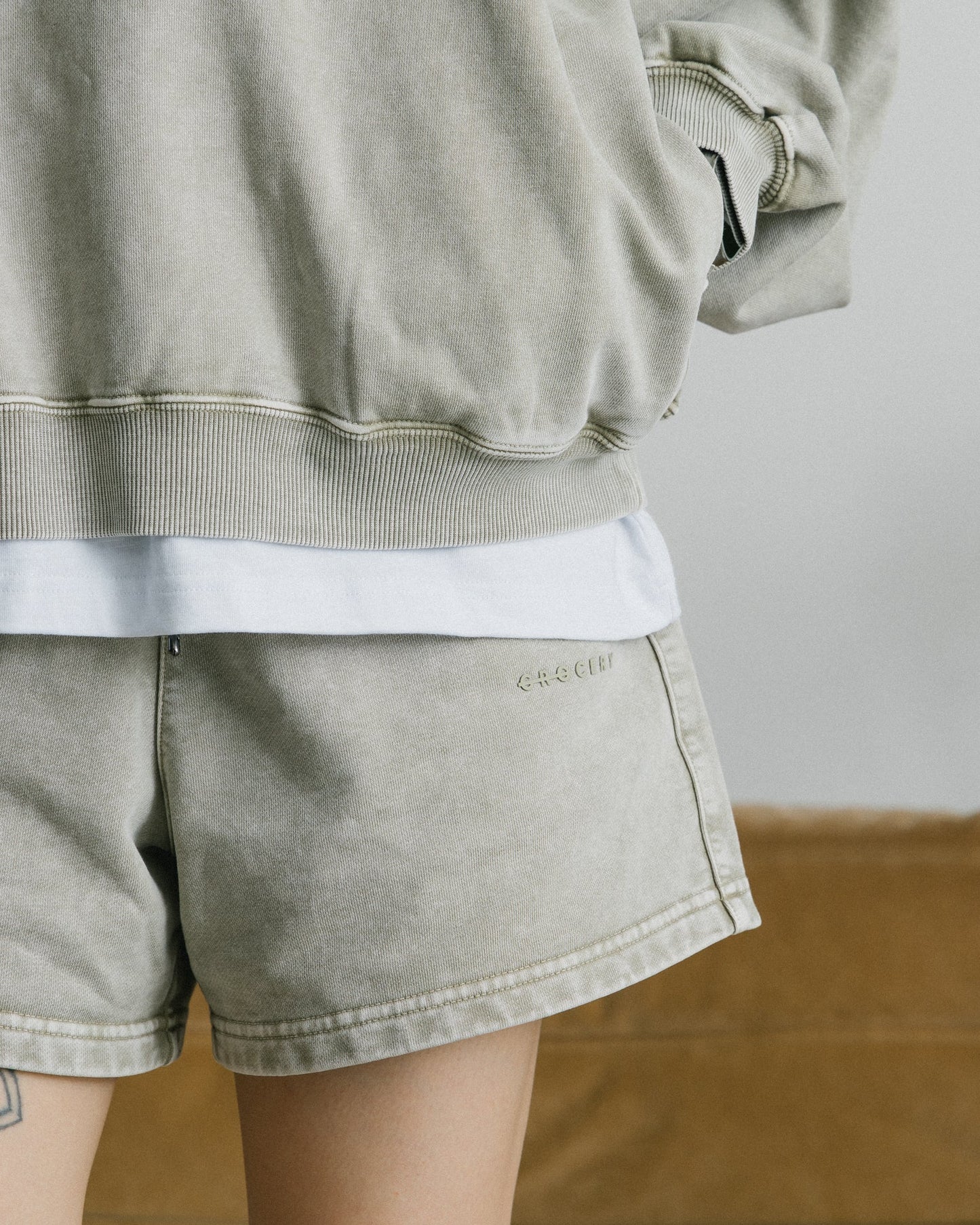 GROCERY BASIC WASHED SWEATSHORT/ GREY OLIVE - GROGROCERY