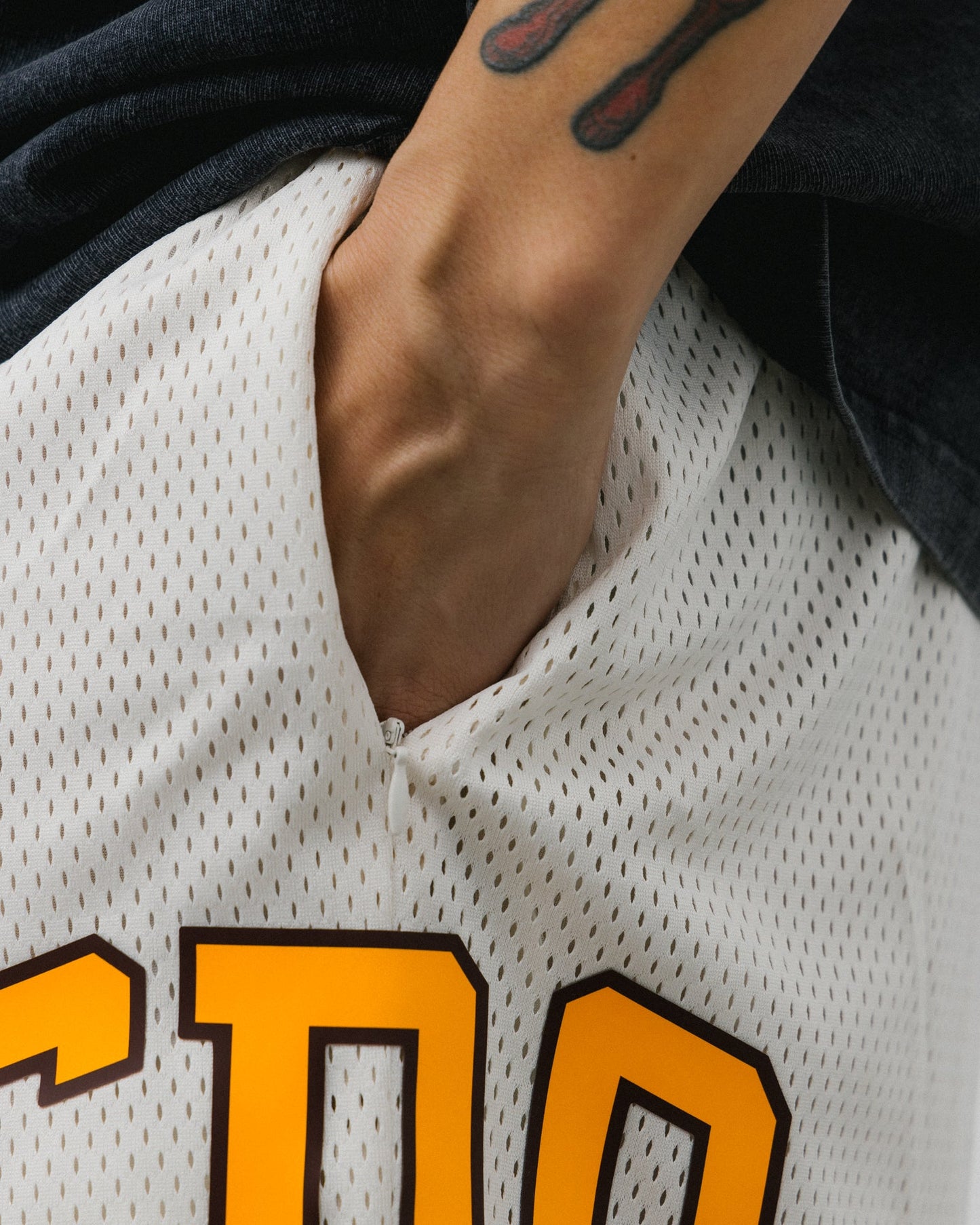 GROCERY COLLEGE LOGO MESH SHORTS/ CREAM - GROGROCERY