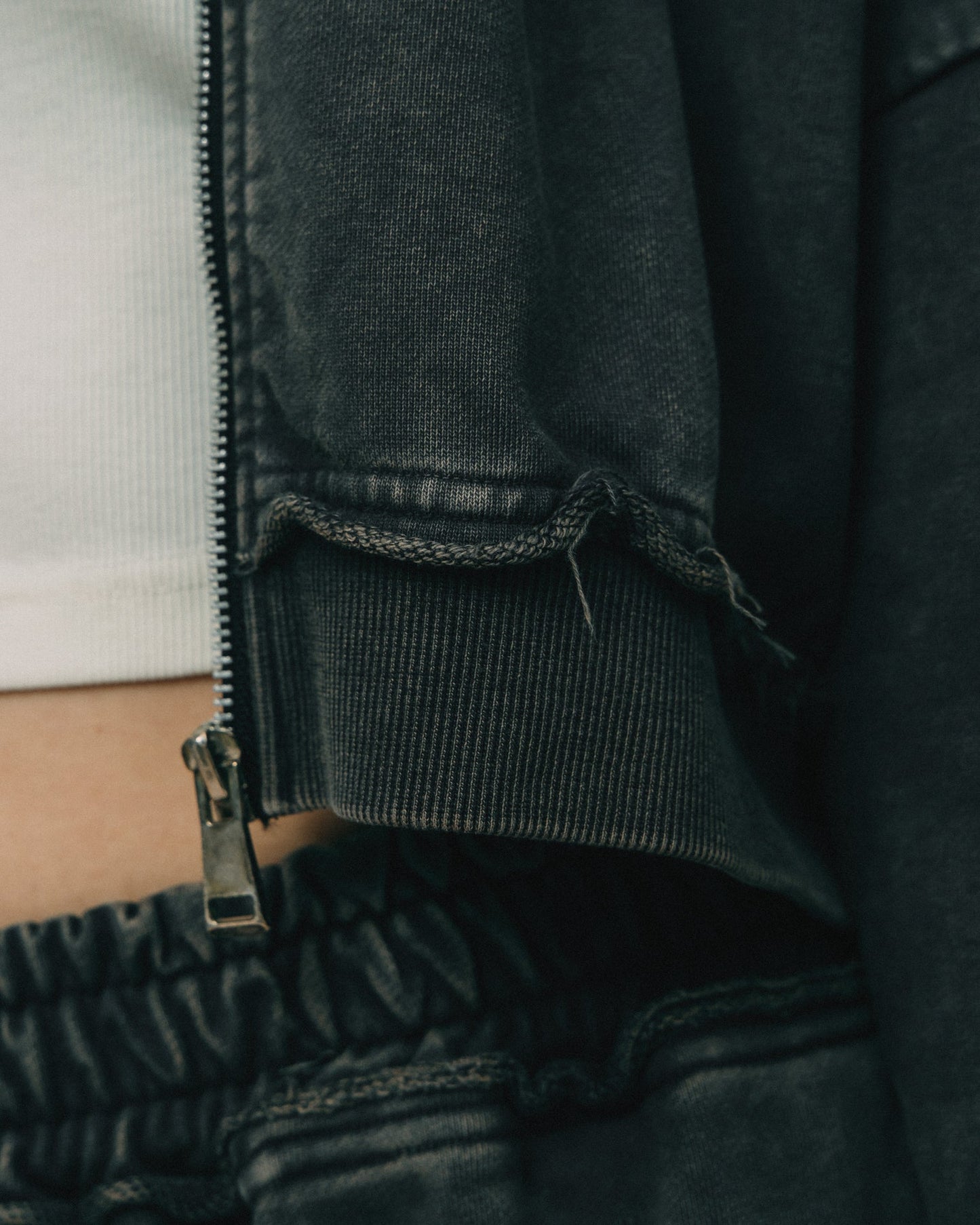 GROCERY SNOW WASHED CROPPED ZIP UP HOODIE/ WASHED BLACK - GROGROCERY