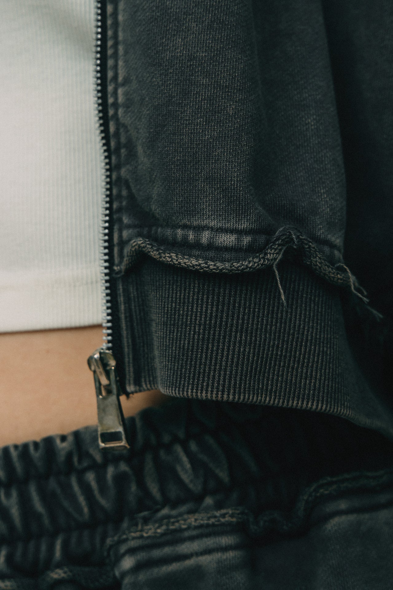 GROCERY SNOW WASHED CROPPED ZIP UP HOODIE/ WASHED BLACK - GROGROCERY