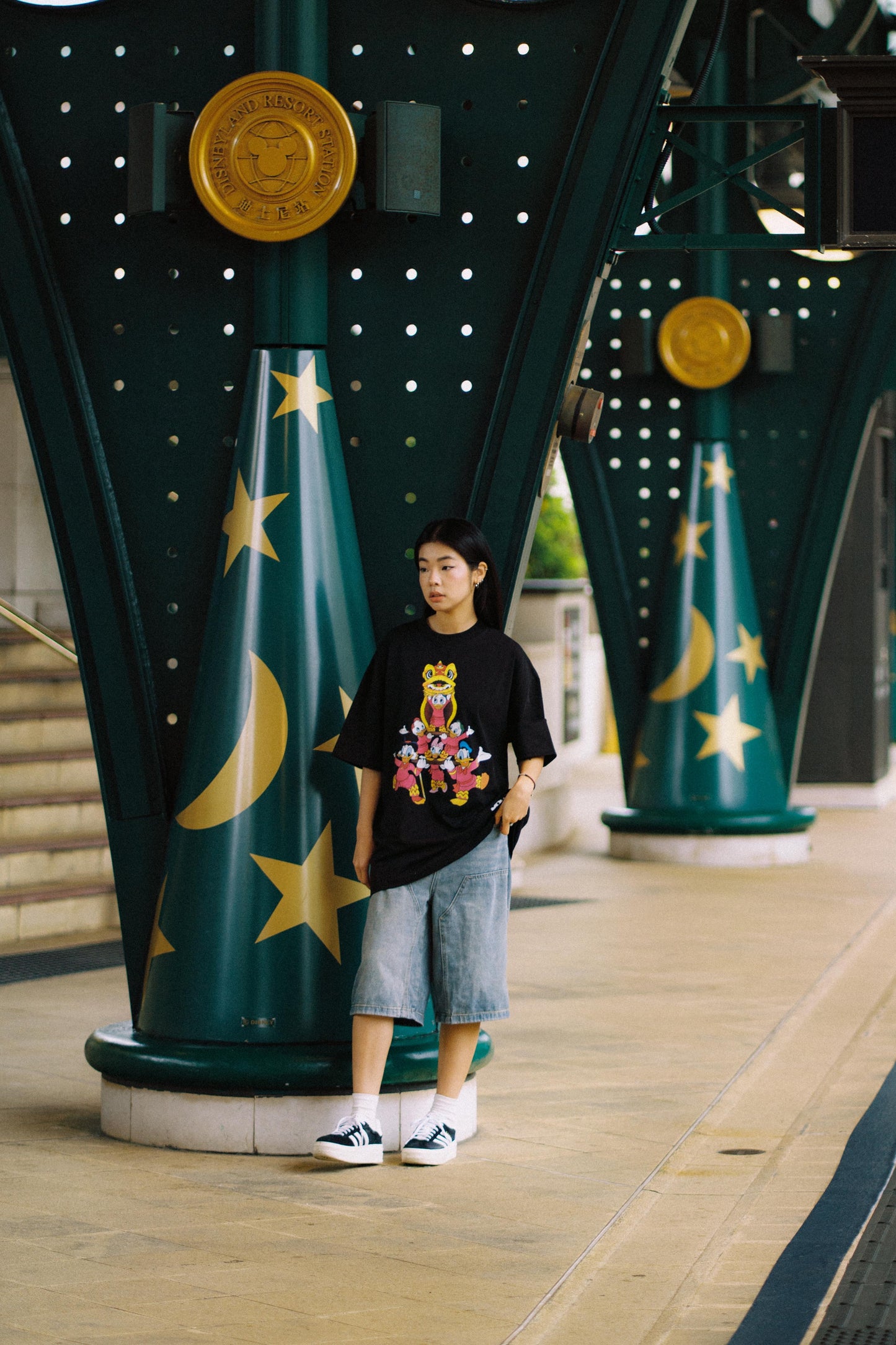 URDU X NEEDLESS DONALD DUCK「醒獅疊羅漢」TEE/ BLACK