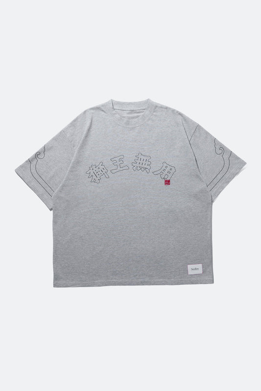NEEDLESS SS26 CLOUD SIGNATURE TEE/ GREY