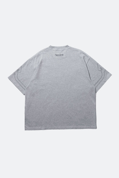 NEEDLESS SS26 CLOUD SIGNATURE TEE/ GREY