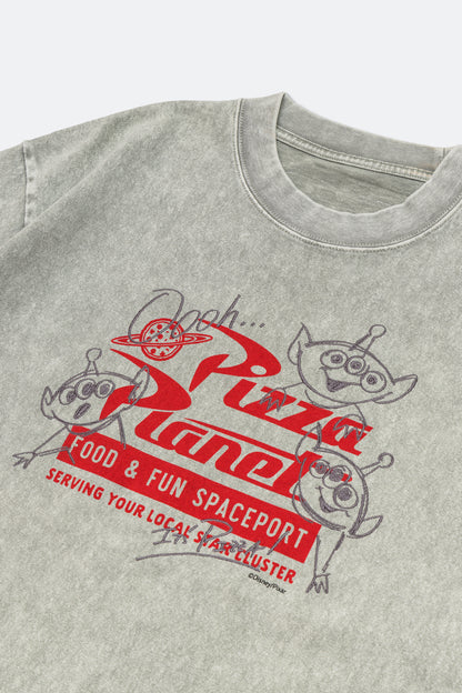 GROCERY | TARMAC | TOY STORY PIZZA PLANET HAND DRAWN RECEIPT WASHED GRAPHIC BOXY TEE/ GREY