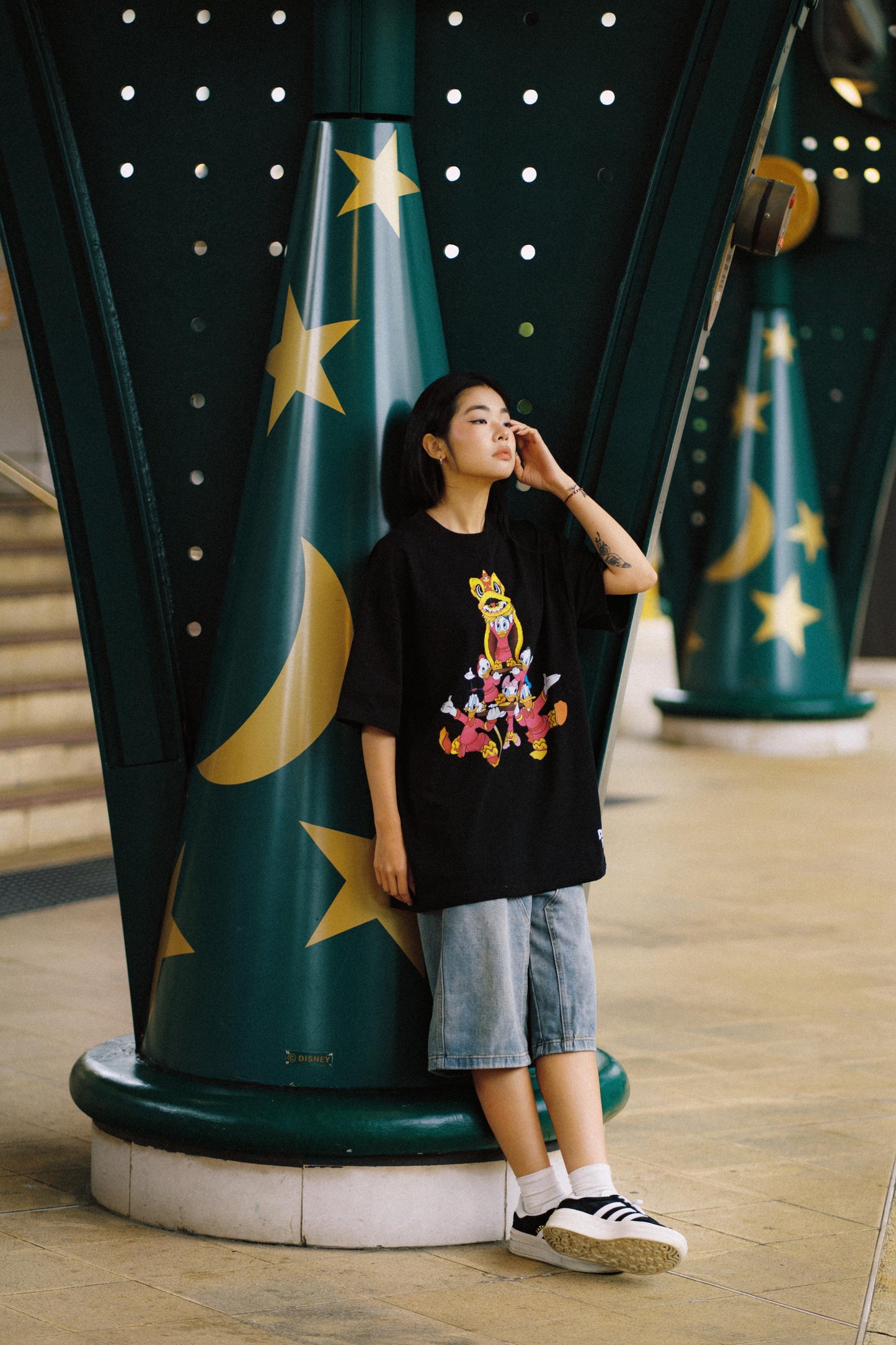 URDU X NEEDLESS DONALD DUCK「醒獅疊羅漢」TEE/ BLACK