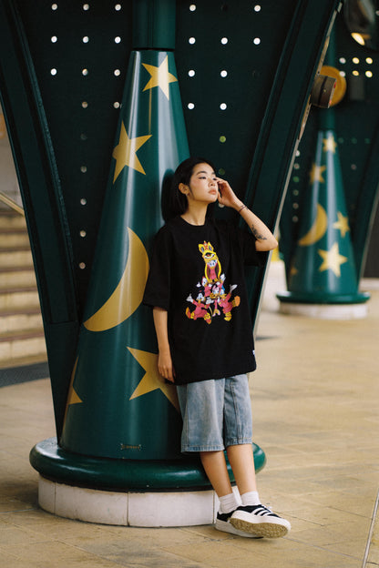 URDU X NEEDLESS DONALD DUCK「醒獅疊羅漢」TEE/ BLACK