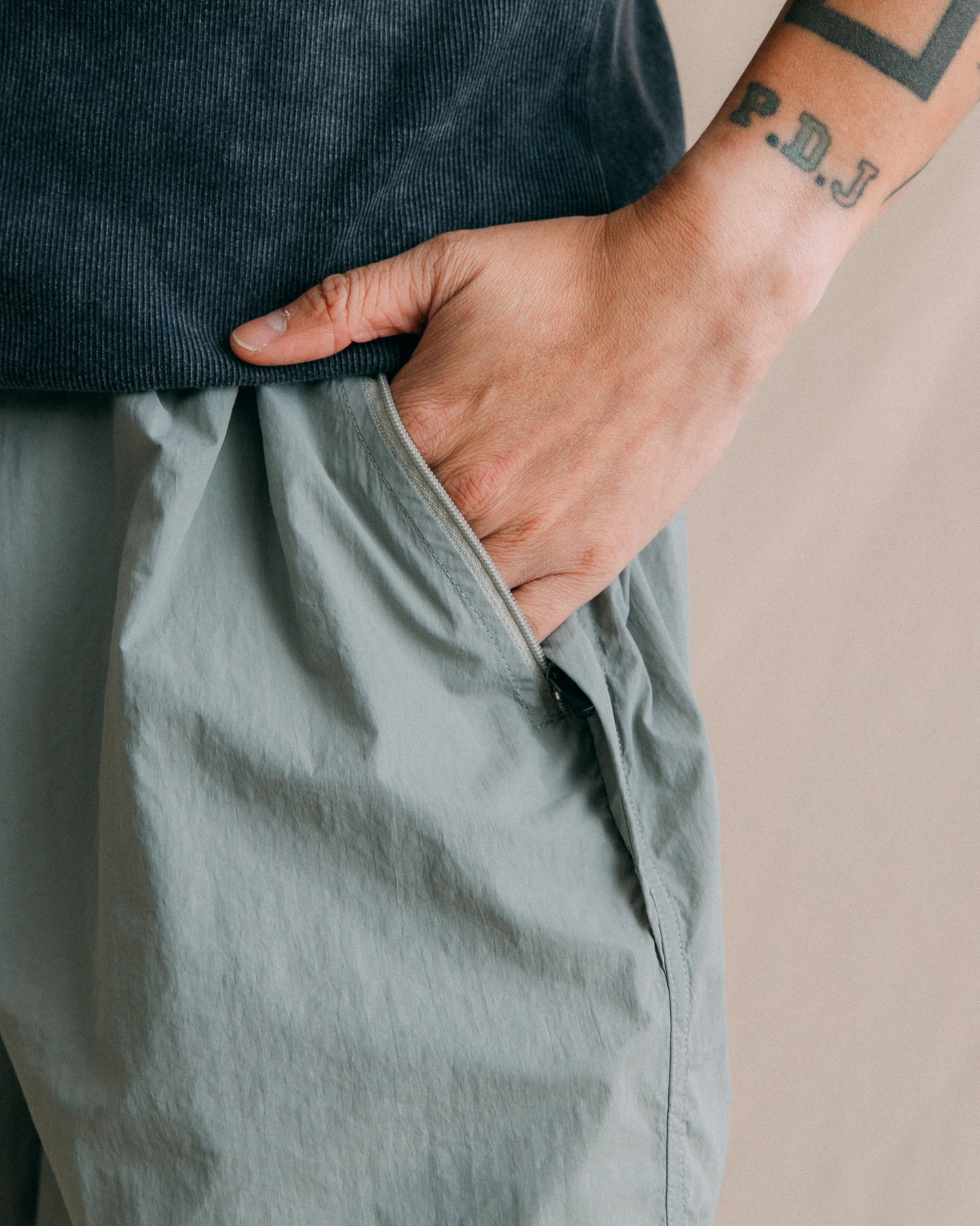 GROCERY DAILY NYLON SHORTS/ GREIGE