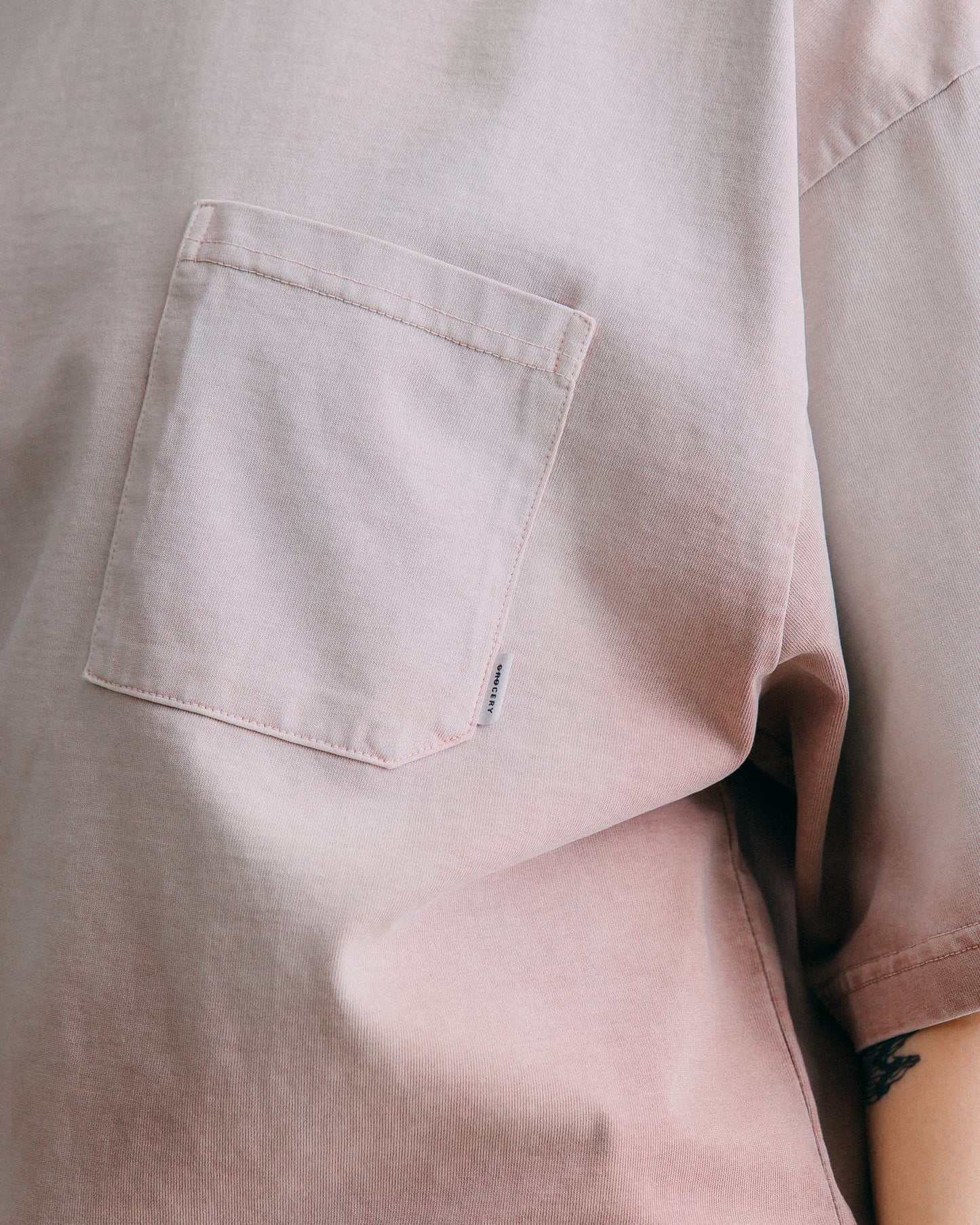 GROCERY WASHED POCKET INVOICE BOXY TEE/ SUN FADE PINK