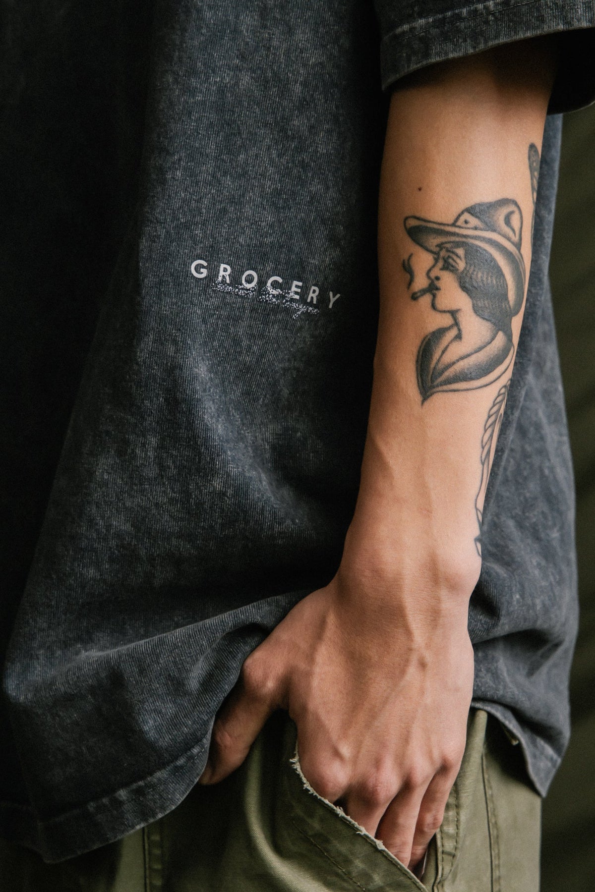 GROCERY SMALL LOGO WASHED TEE/ CHARCOAL