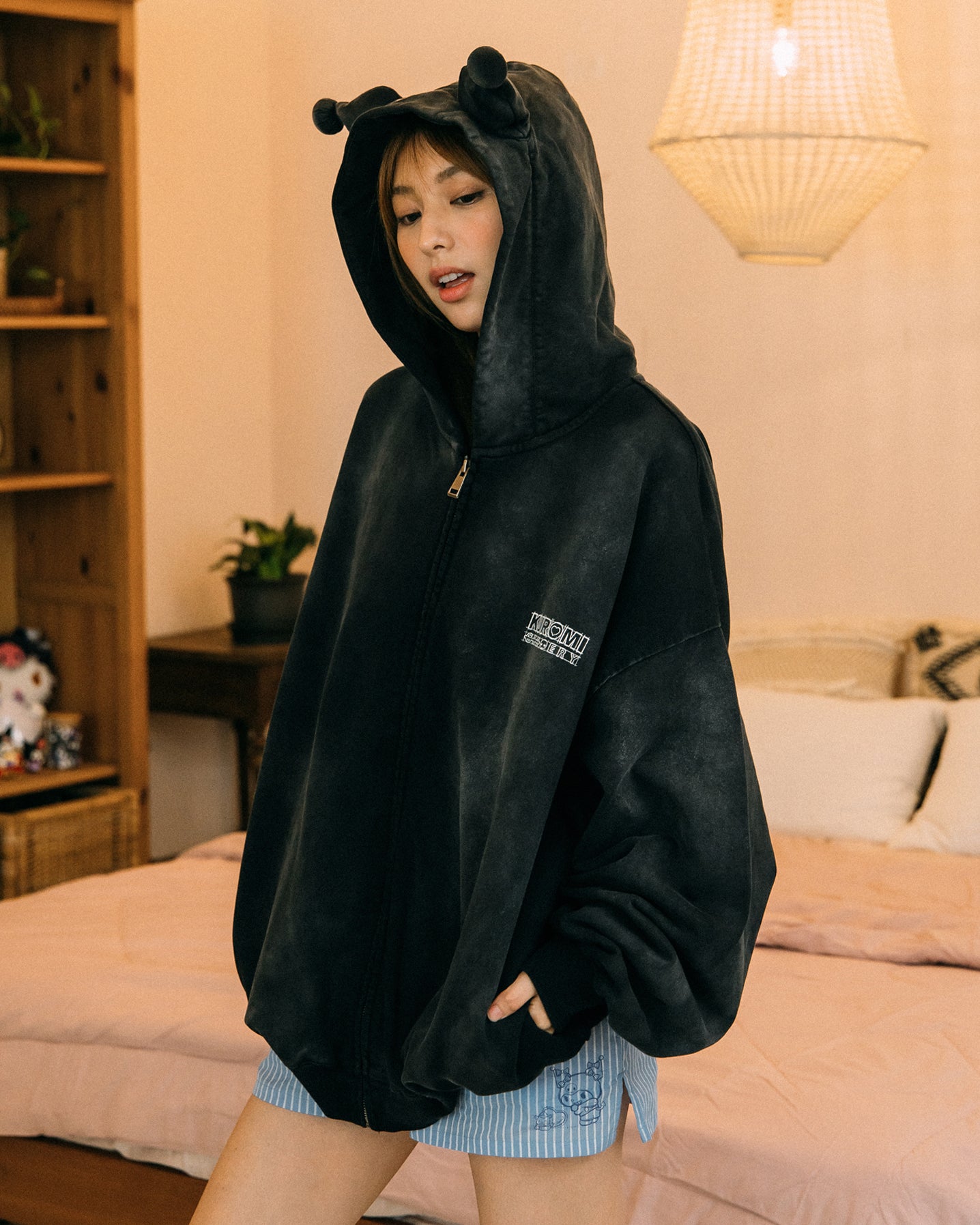 GROCERY | KUROMI SKETCH KUROMI WASHED GRAPHIC ZIP UP HOODIE/ WASHED BLACK