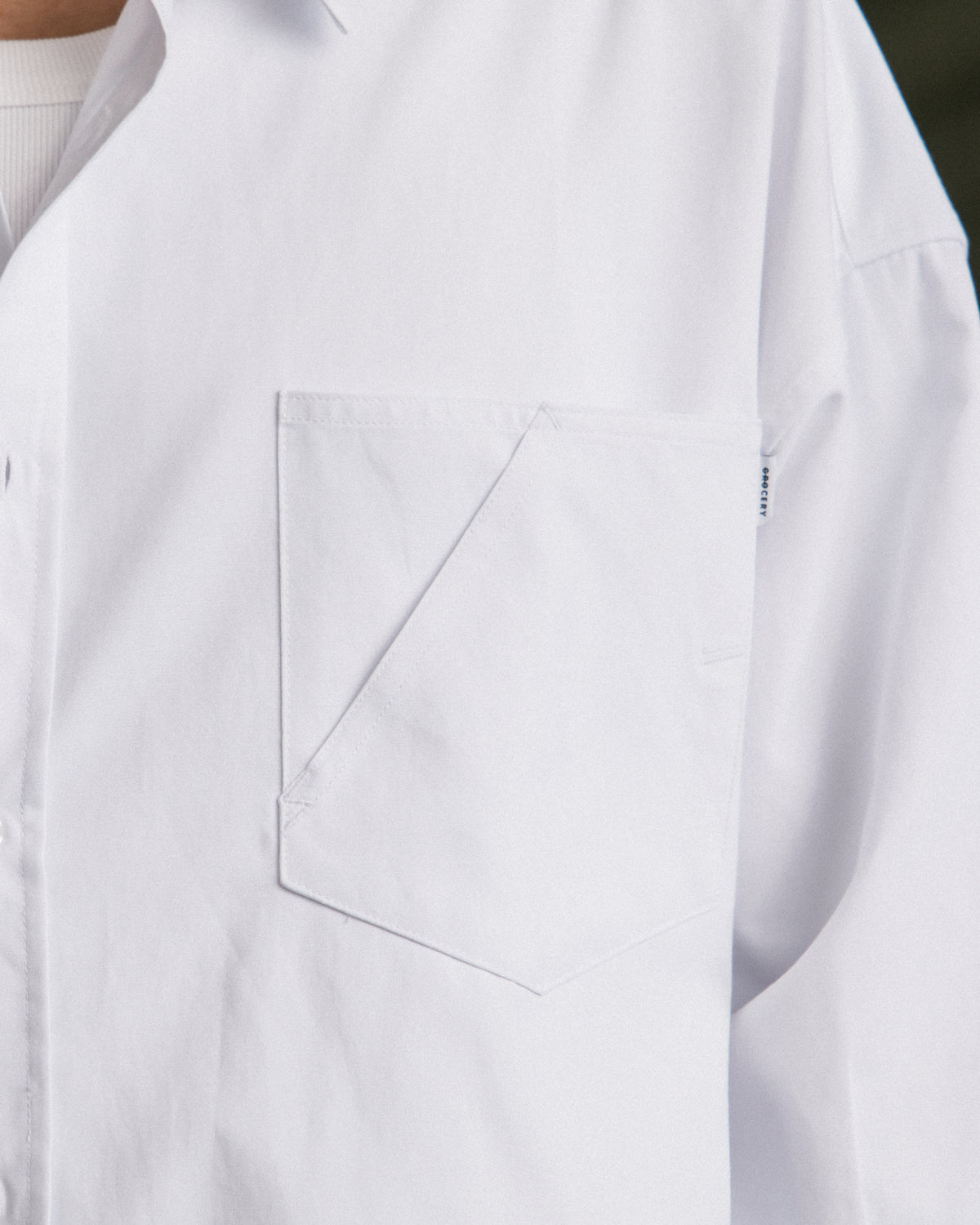 GROCERY ASYMMETRIC POCKET OXFORD SHIRT/ WHITE