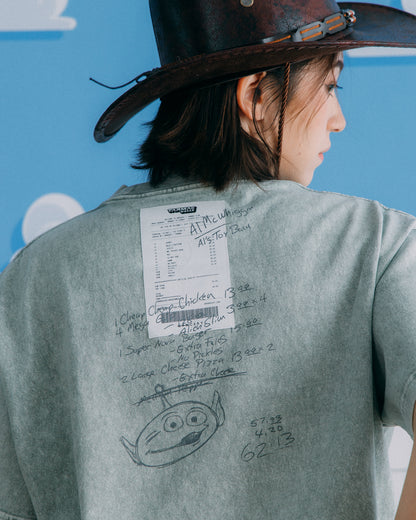 GROCERY | TARMAC | TOY STORY PIZZA PLANET HAND DRAWN RECEIPT WASHED GRAPHIC BOXY TEE/ GREY