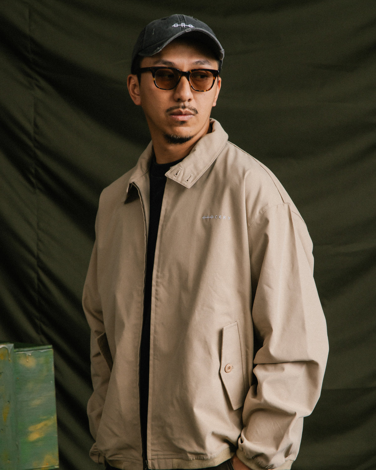 GROCERY LOGO BI-SWING JACKET/ KHAKI