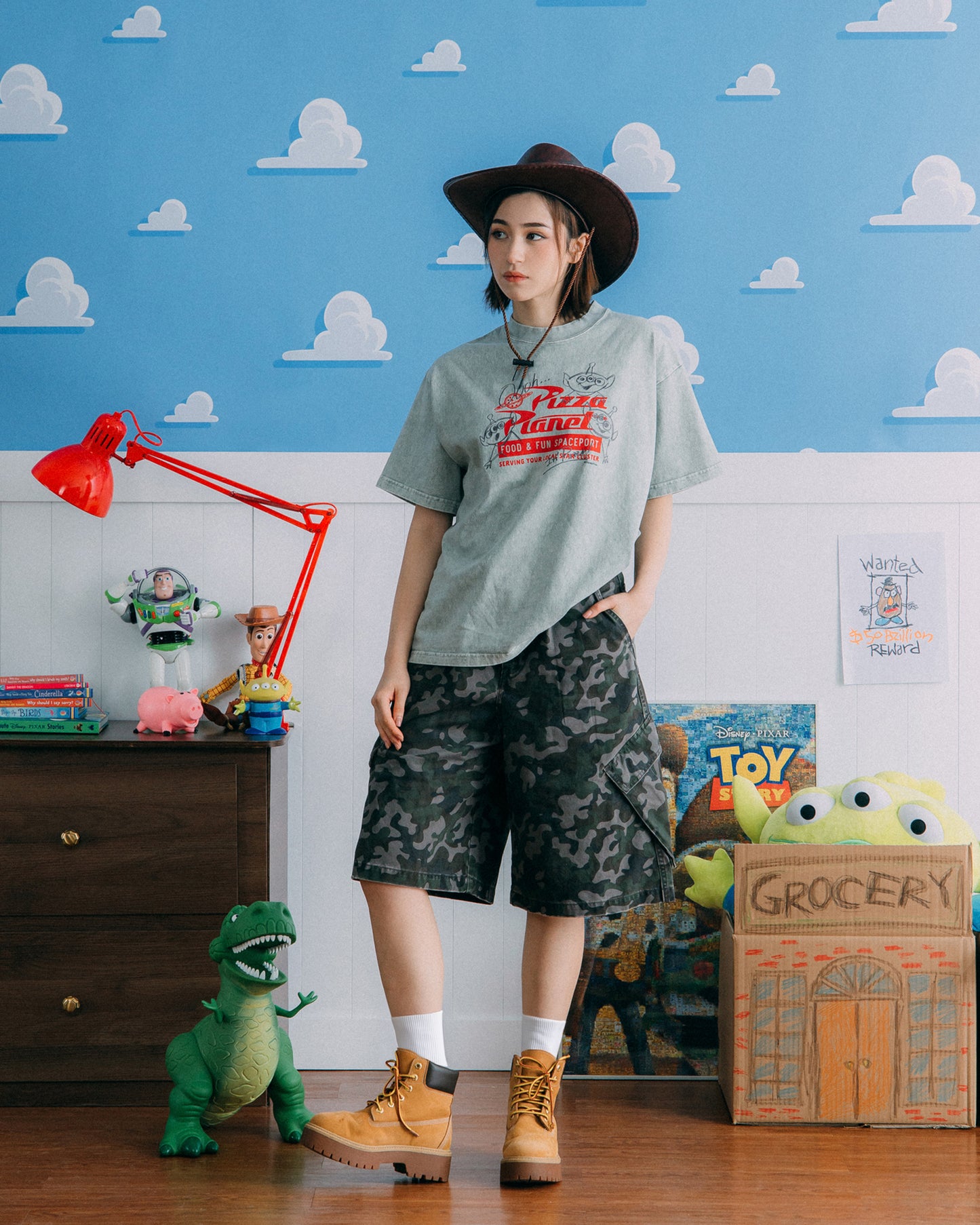 GROCERY | TARMAC | TOY STORY PIZZA PLANET HAND DRAWN RECEIPT WASHED GRAPHIC BOXY TEE/ GREY