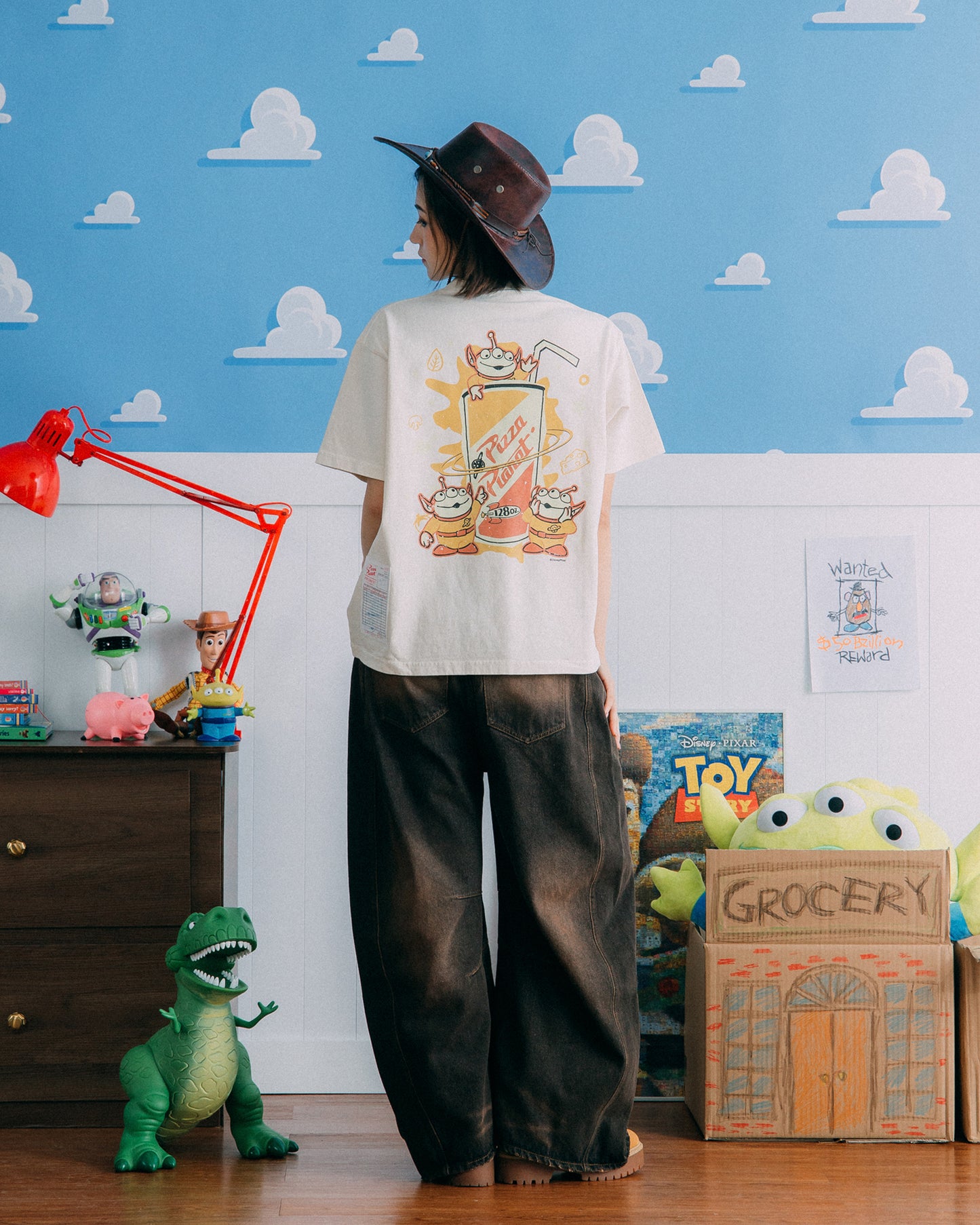 GROCERY | TARMAC | TOY STORY PIZZA PLANET CUP WASHED GRAPHIC BOXY TEE/ CREAM