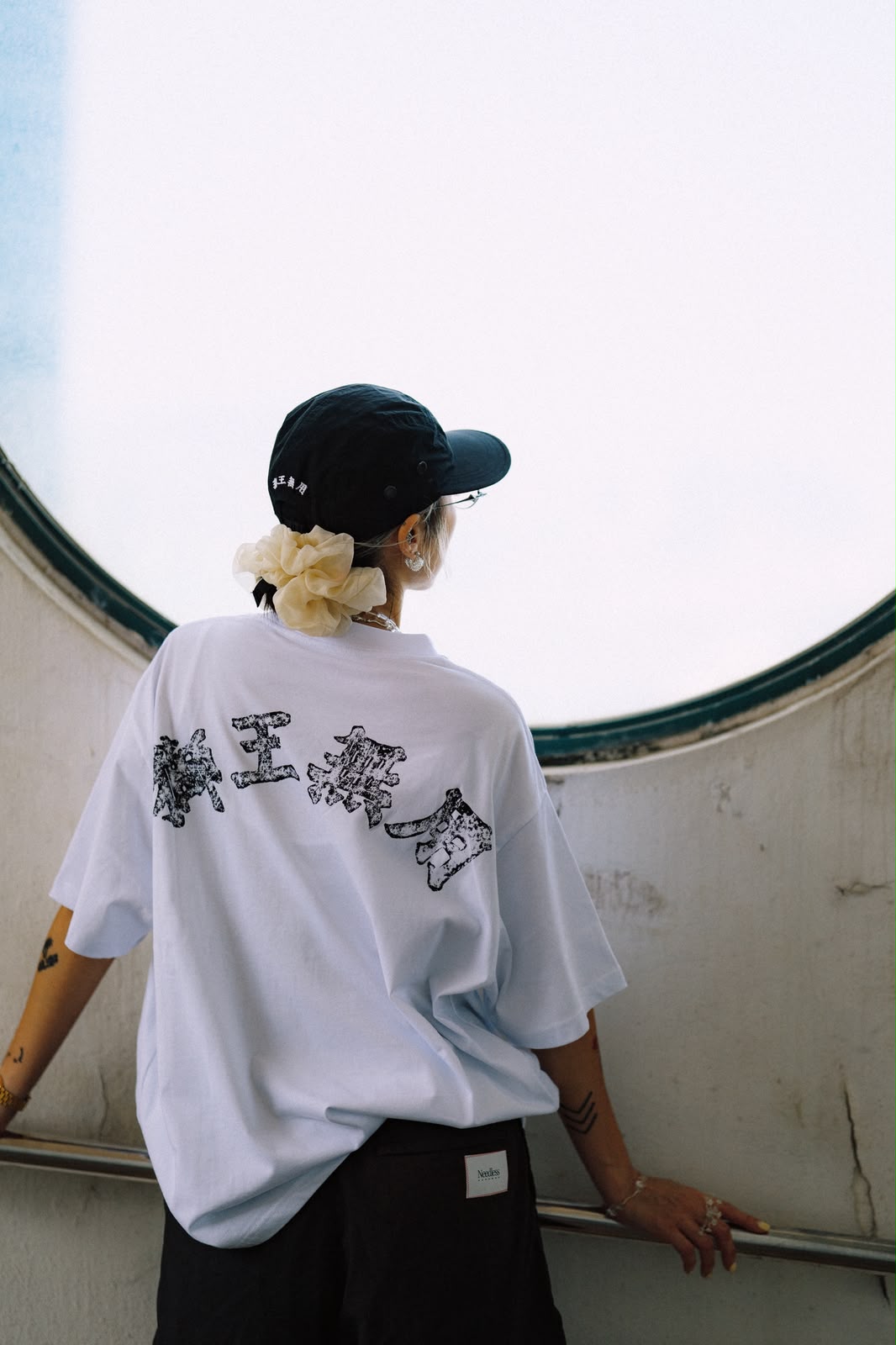 NEEDLESS SS26 SIGNATURE LOGO POCKET TEE/ WHITE