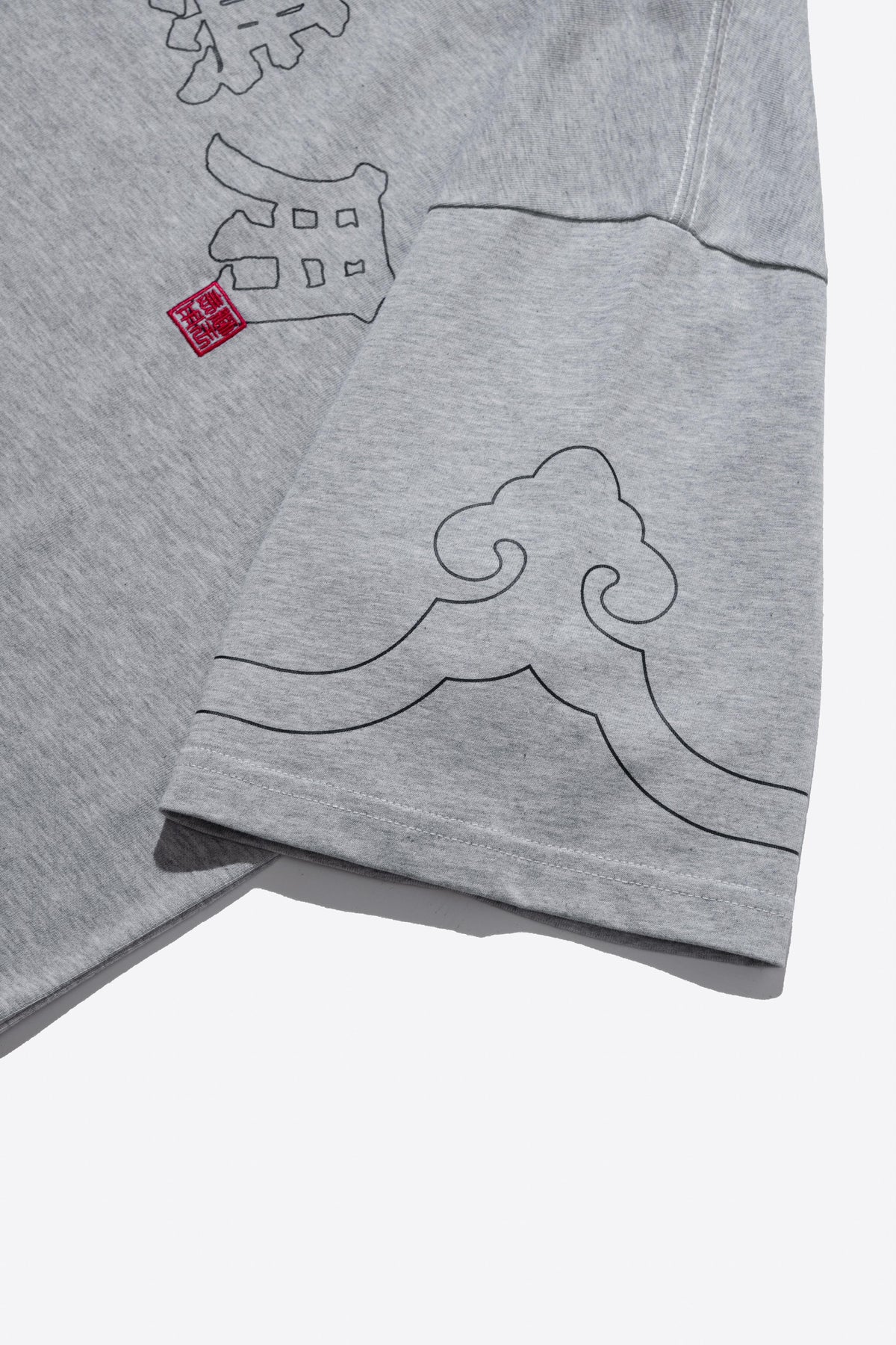 NEEDLESS SS26 CLOUD SIGNATURE TEE/ GREY