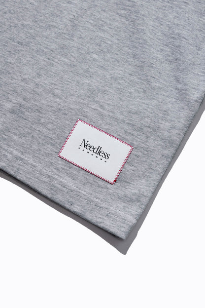 NEEDLESS SS26 CLOUD SIGNATURE TEE/ GREY