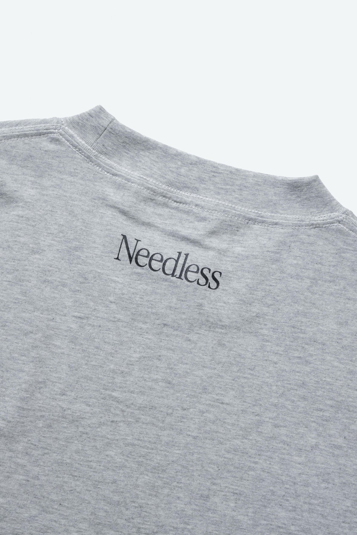 NEEDLESS SS26 CLOUD SIGNATURE TEE/ GREY