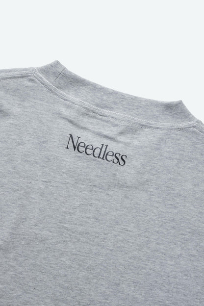 NEEDLESS SS26 CLOUD SIGNATURE TEE/ GREY