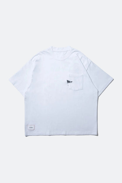 NEEDLESS SS26 SIGNATURE LOGO POCKET TEE/ WHITE