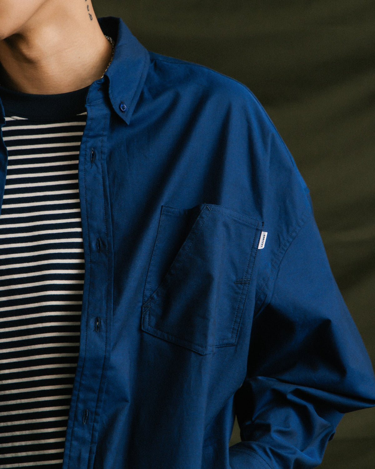 GROCERY ASYMMETRIC POCKET OXFORD SHIRT/ BLUE - GROGROCERY