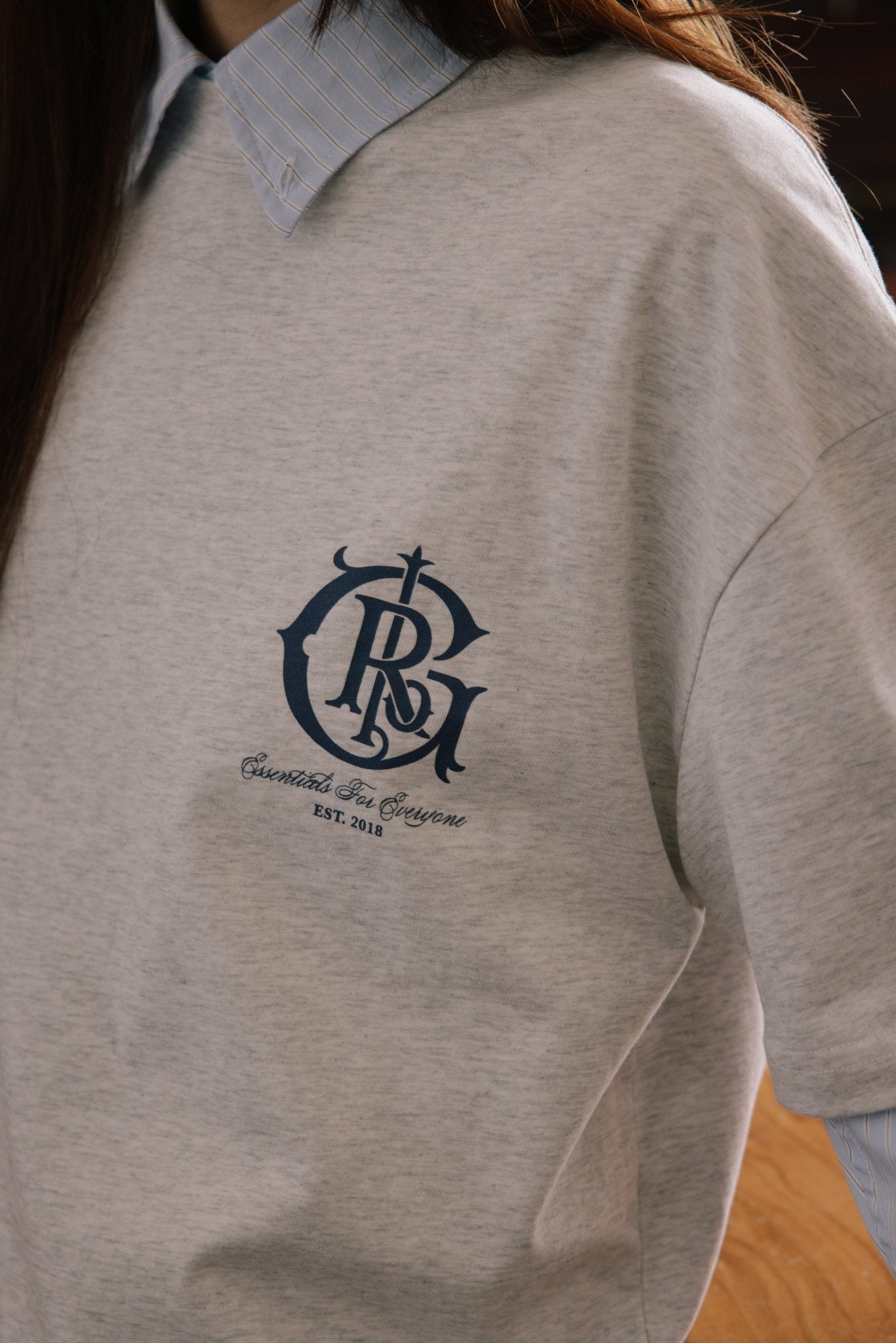 GROCERY COLLEGE EMBLEM GRAPHIC TEE/ HEATHER GREY - GROGROCERY