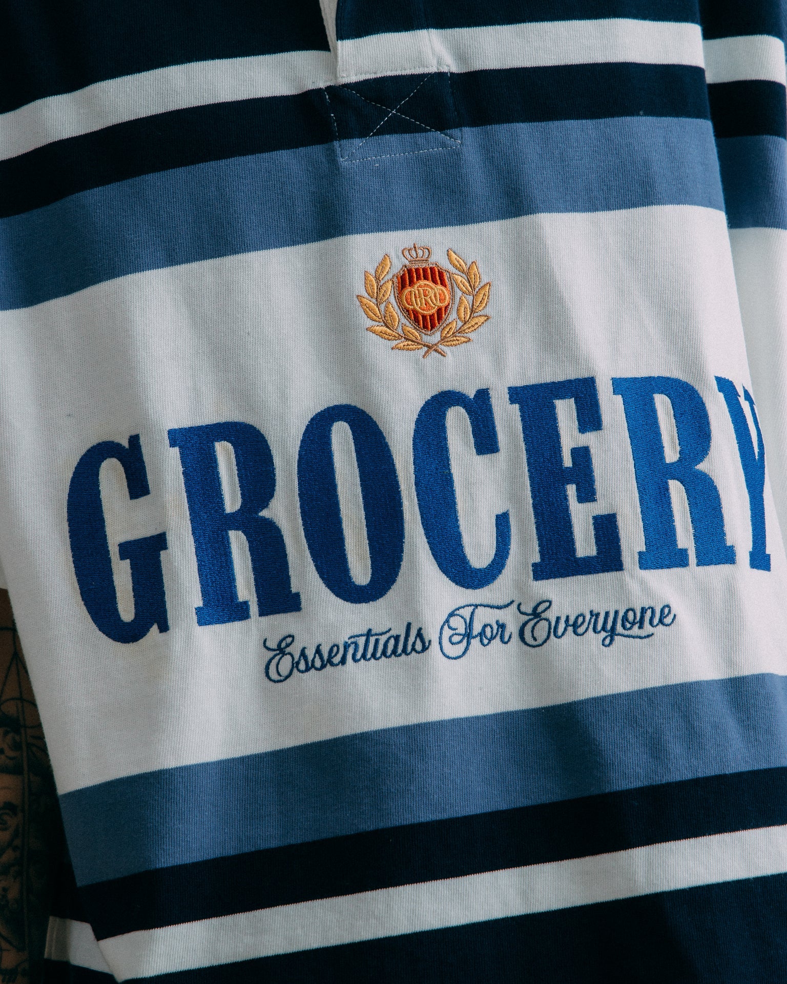 GROCERY COLLEGE LOGO STRIPE POLO SHIRT/ CREAM & NAVY - GROGROCERY