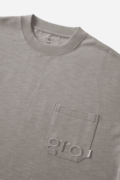 GROCERY EMBROIDERY LOGO POCKET TEE/ CEMENT - GROGROCERY