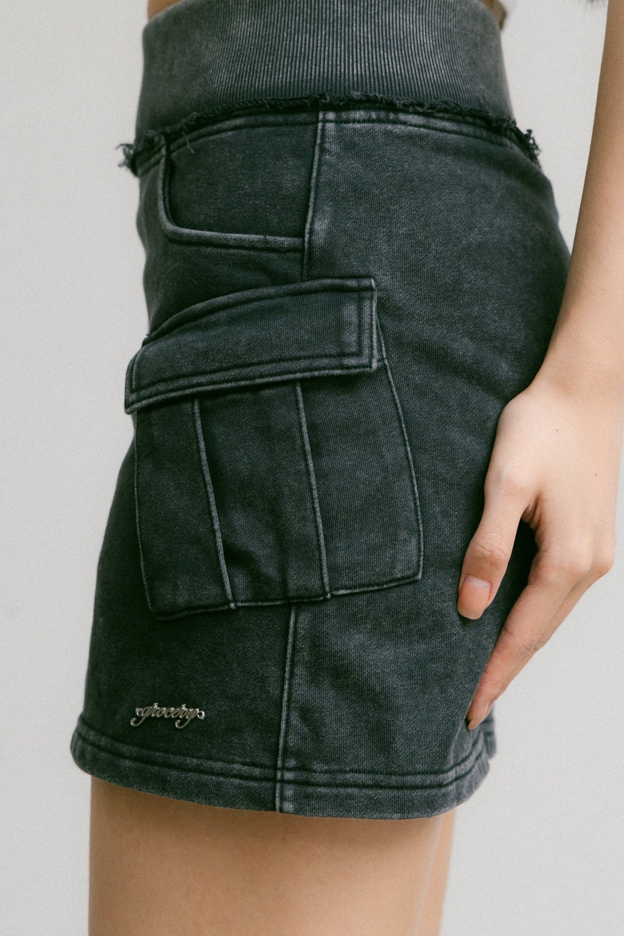 GROCERY WASHED CARGO MINI SWEAT SKIRT/ BLACK - GROGROCERY