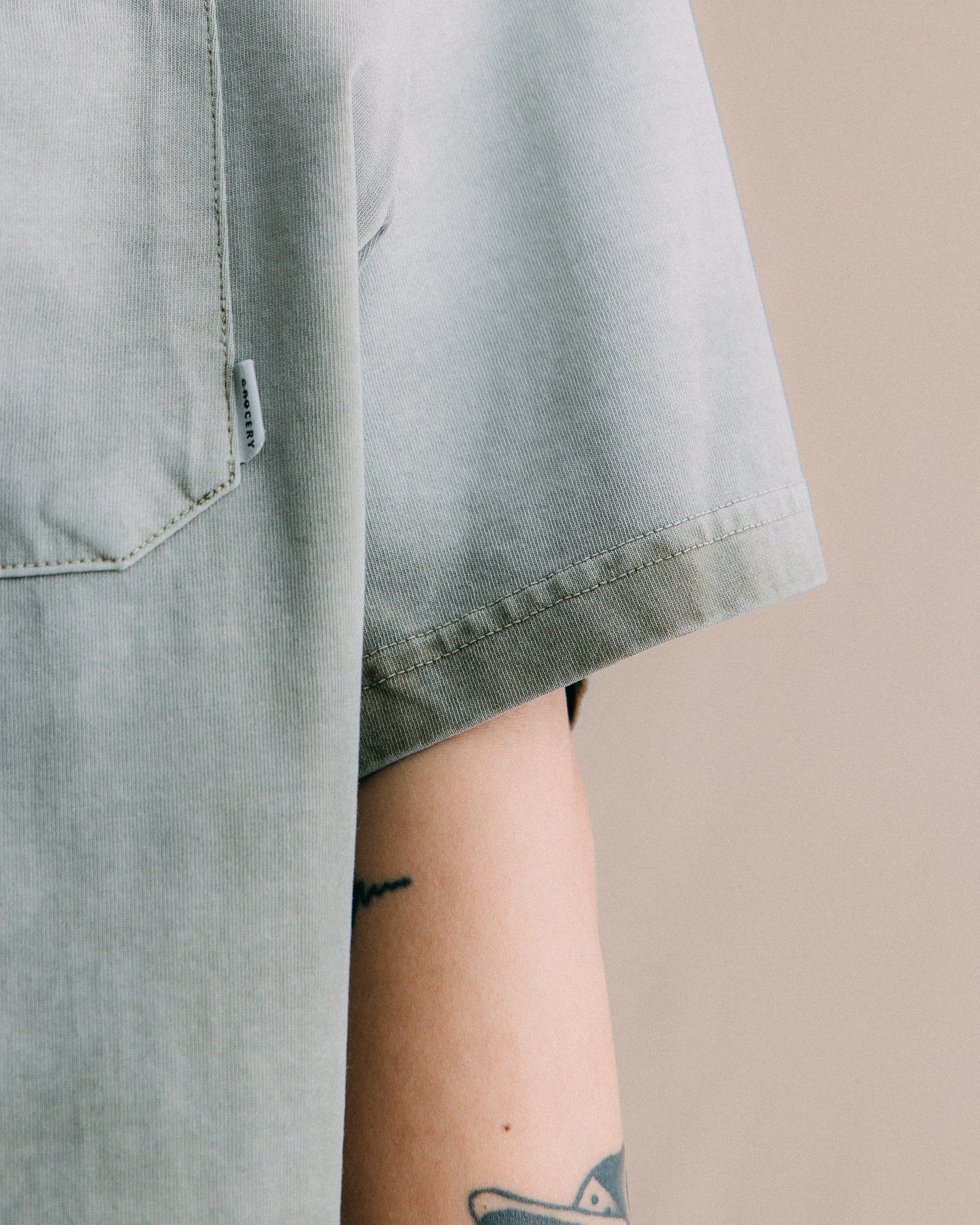 GROCERY WASHED POCKET INVOICE BOXY TEE/ SUN FADE DARK OLIVE - GROGROCERY