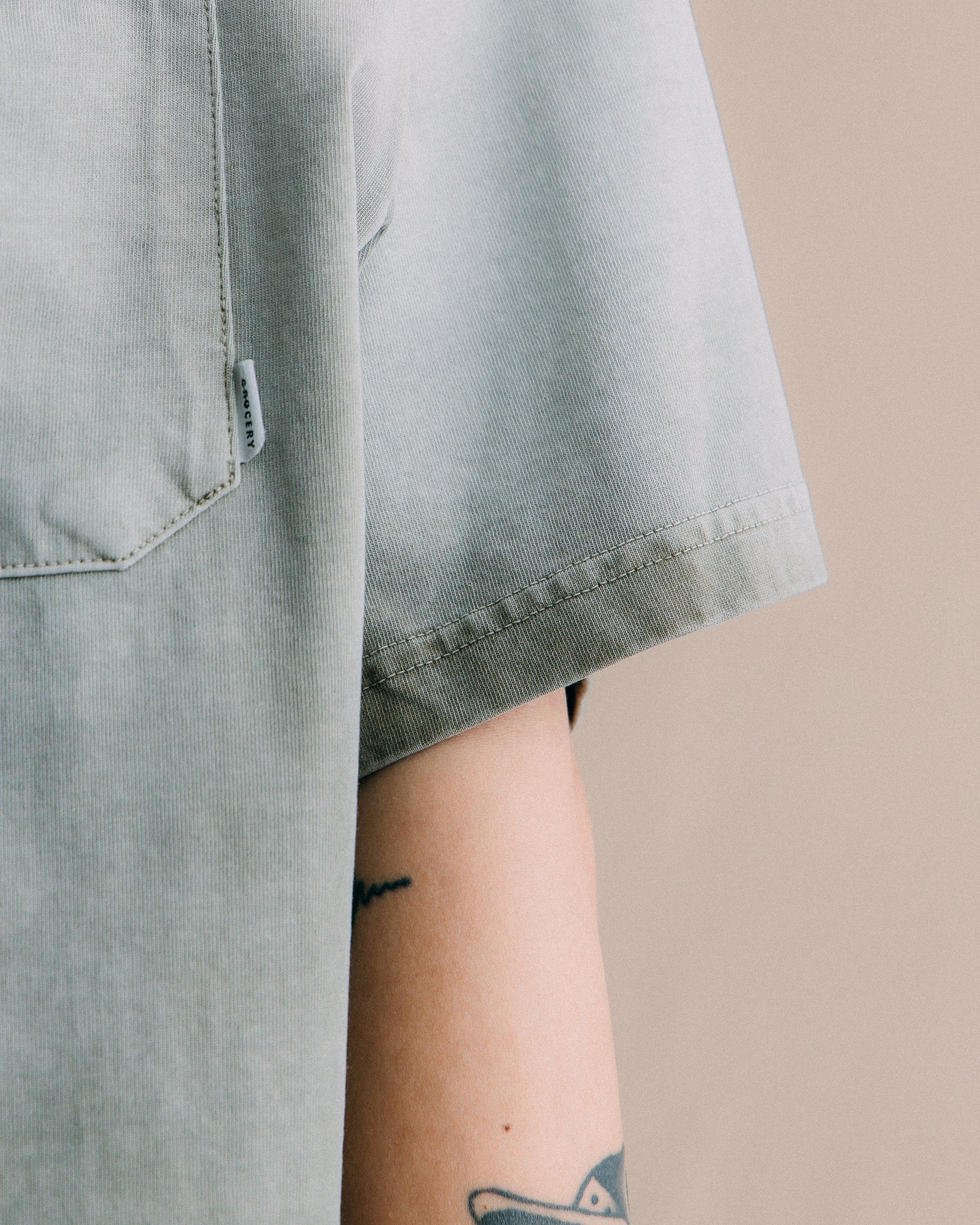 GROCERY WASHED POCKET INVOICE BOXY TEE/ SUN FADE DARK OLIVE - GROGROCERY