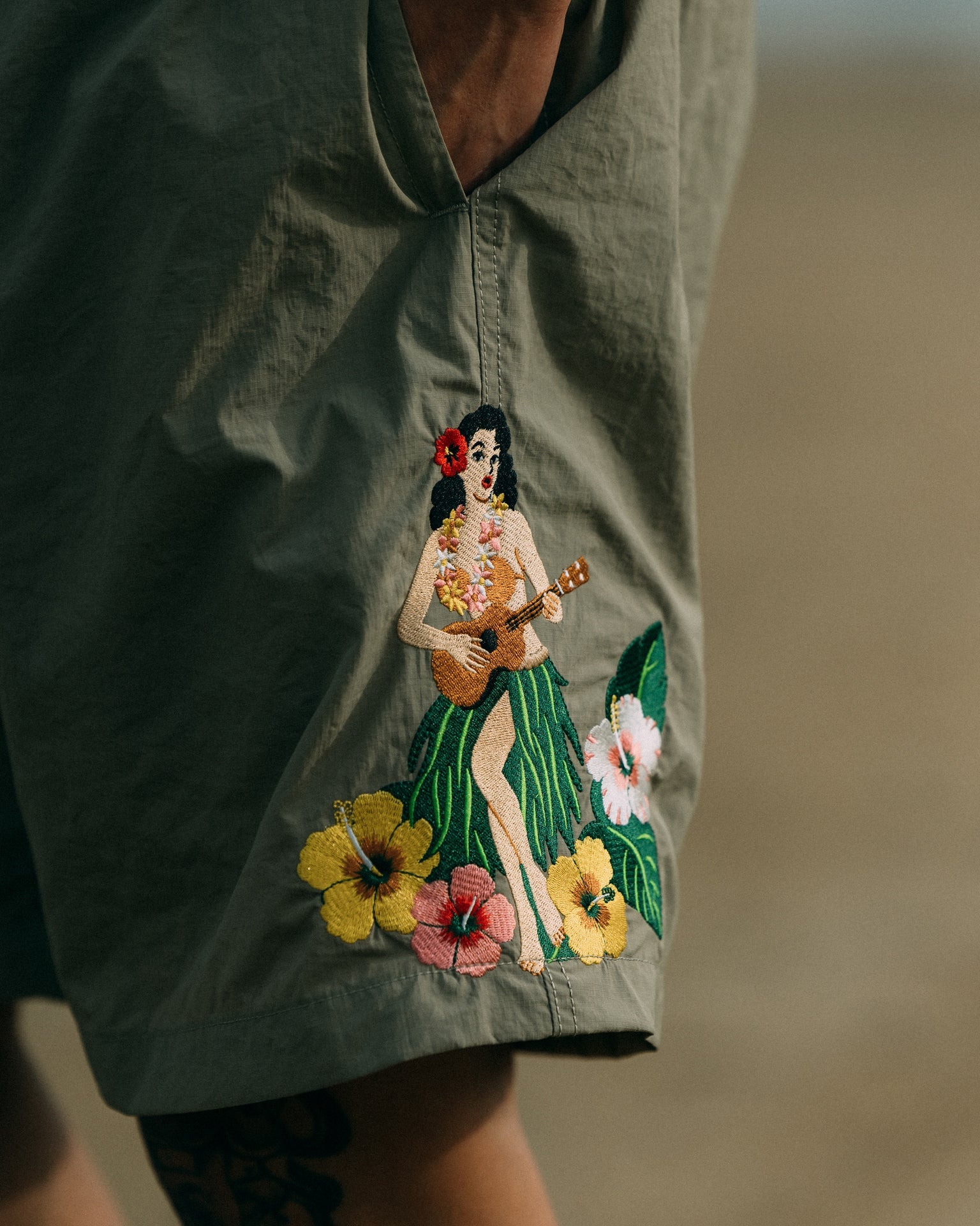 GROCERY x CLUB STUBBORN ULTRA SOUVENIR SHORTS/ HAWAII KHAKI - GROGROCERY