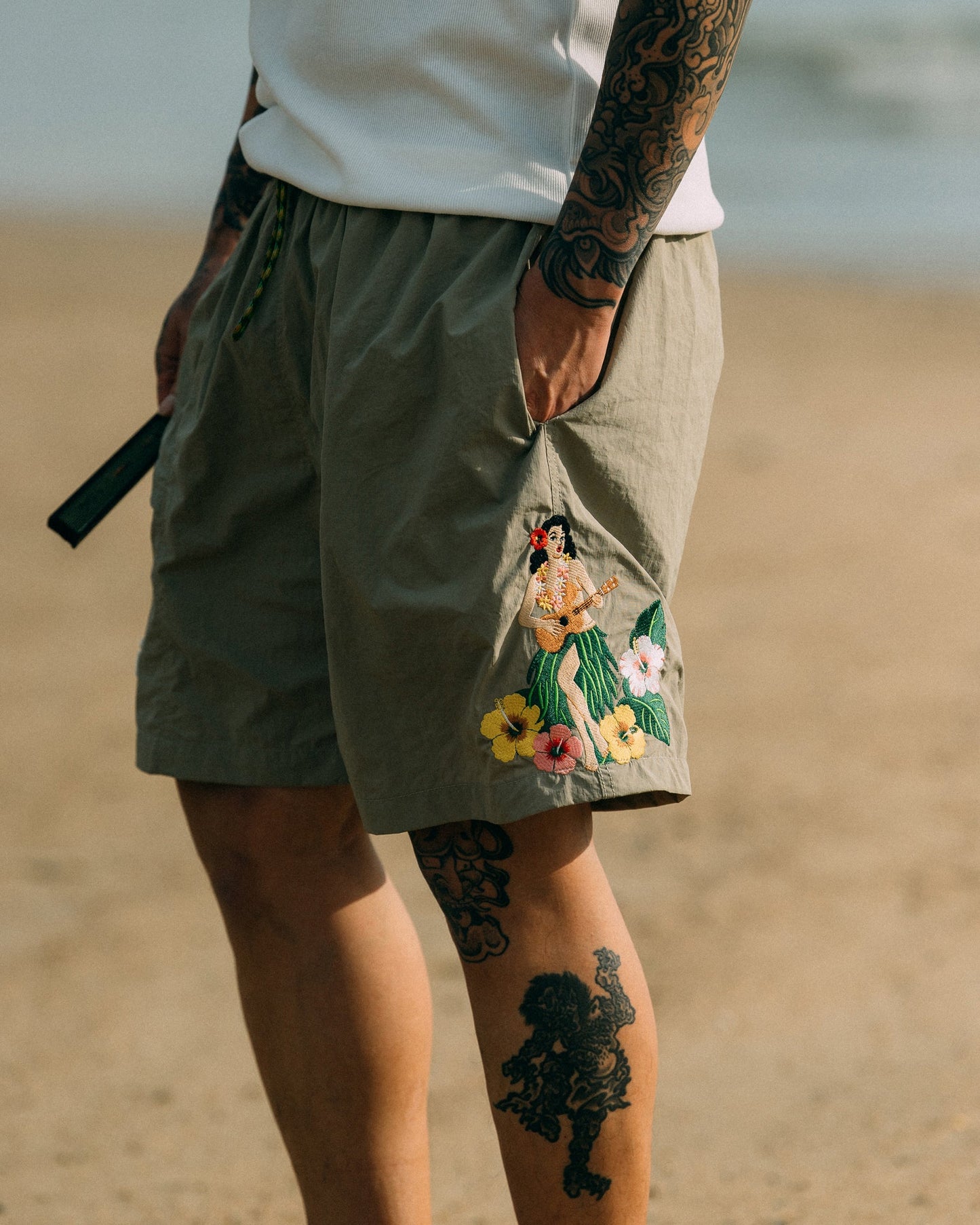 GROCERY x CLUB STUBBORN ULTRA SOUVENIR SHORTS/ HAWAII KHAKI - GROGROCERY