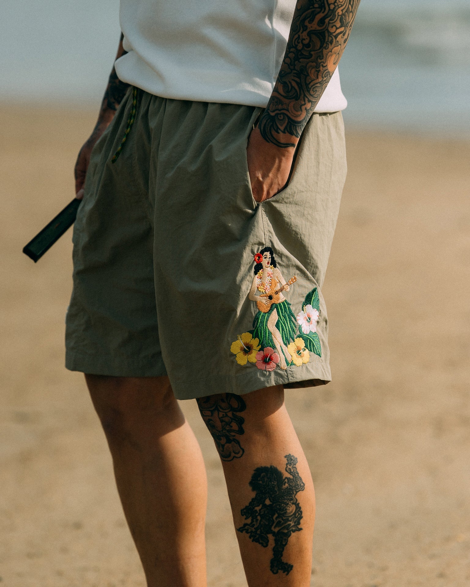 GROCERY x CLUB STUBBORN ULTRA SOUVENIR SHORTS/ HAWAII KHAKI - GROGROCERY