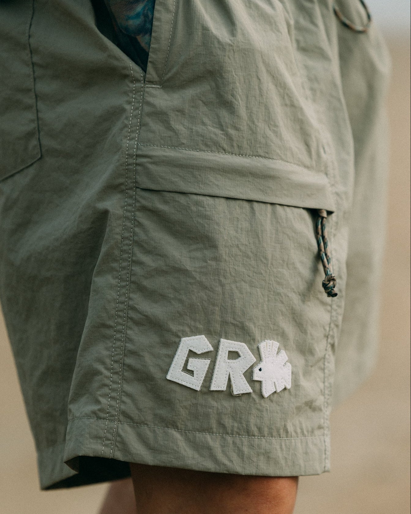 GROCERY x CLUB STUBBORN ULTRA SOUVENIR SHORTS/ HAWAII KHAKI - GROGROCERY