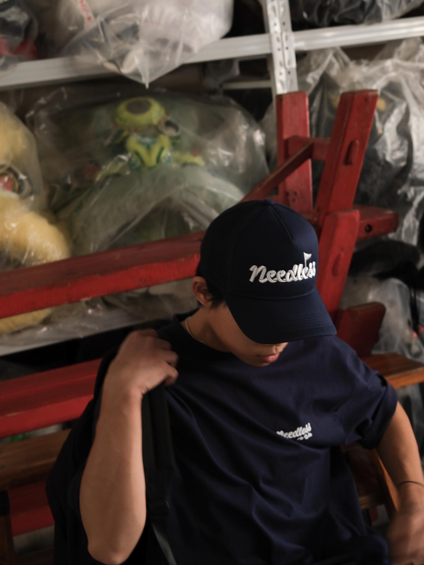 NEEDLESS SIGNATURE GRAPHIC LOGO TEE/ NAVY - GROGROCERY