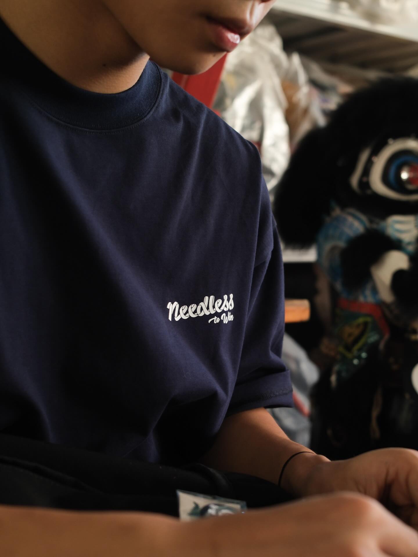 NEEDLESS SIGNATURE GRAPHIC LOGO TEE/ NAVY - GROGROCERY