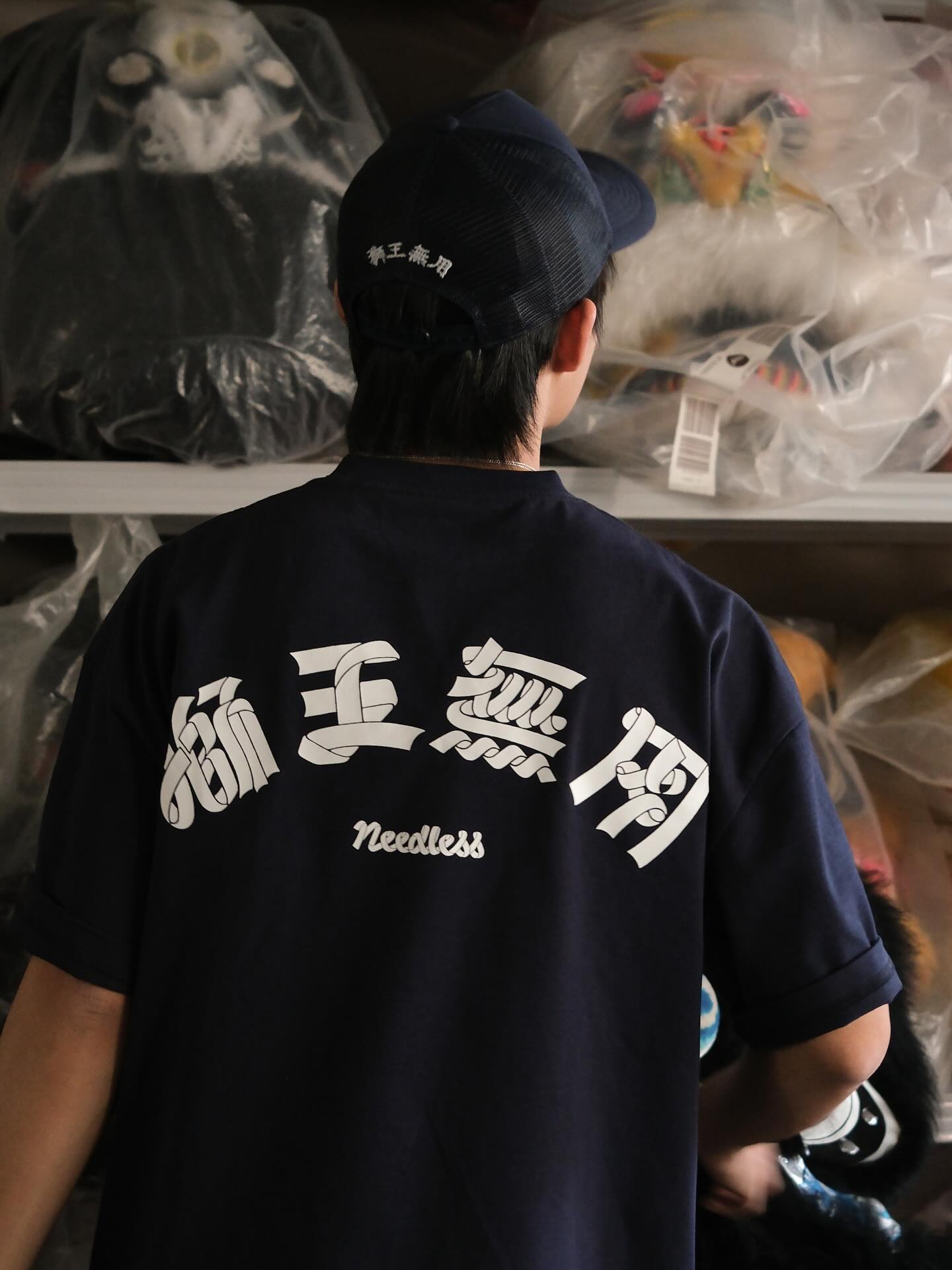 NEEDLESS SIGNATURE GRAPHIC LOGO TEE/ NAVY - GROGROCERY