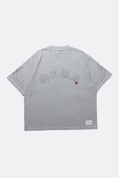 NEEDLESS SS26 CLOUD SIGNATURE TEE/ GREY - GROGROCERY