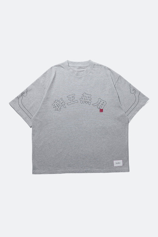 NEEDLESS SS26 CLOUD SIGNATURE TEE/ GREY - GROGROCERY