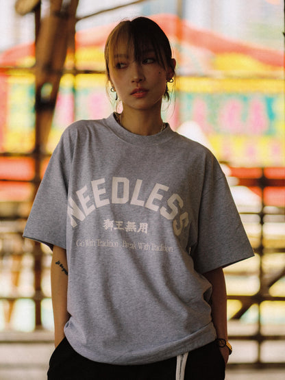 NEEDLESS SS26 OUTDOOR TEE/ GREY